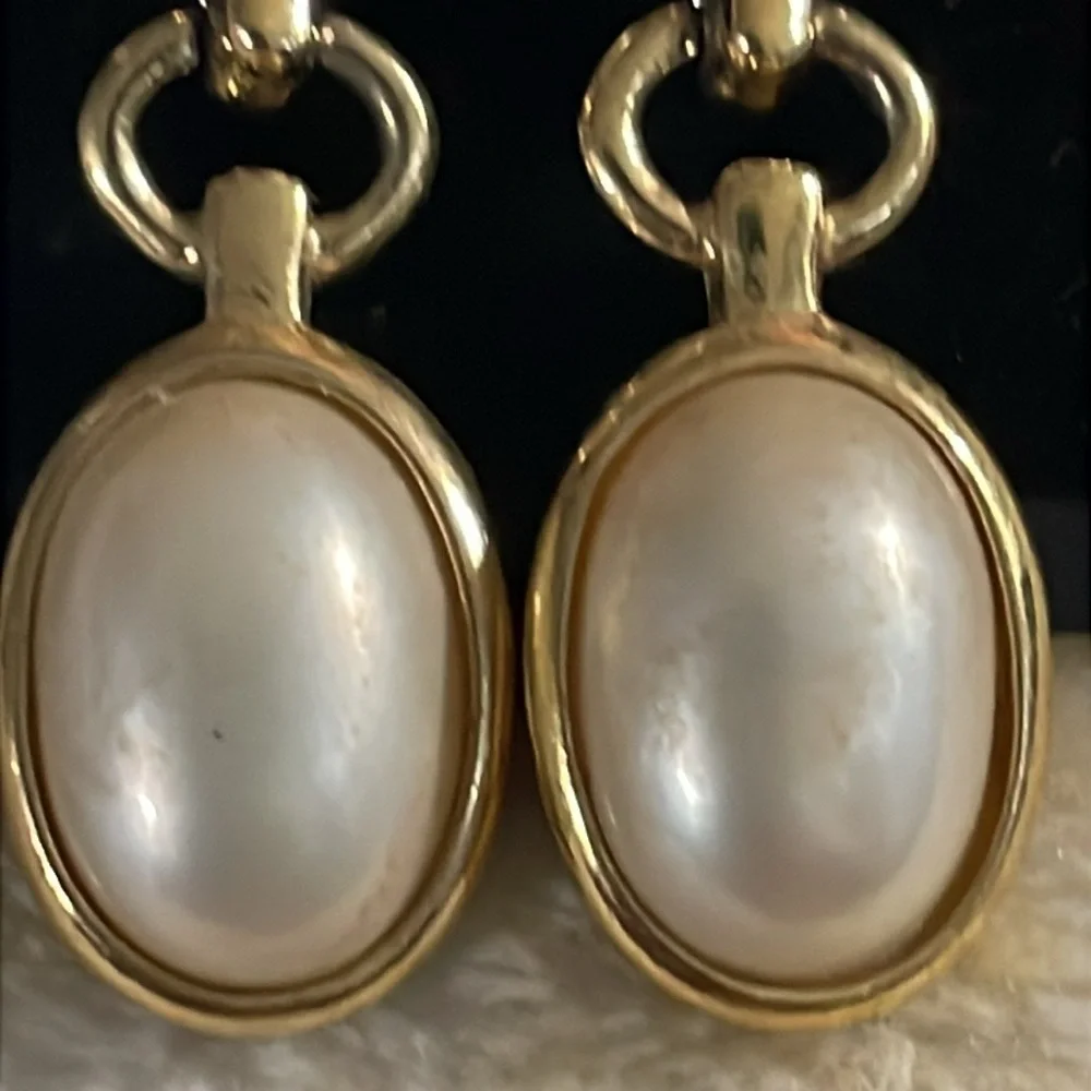 Vintage Trifari Faux pearl dangle ear